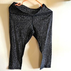 Lululemon Align Capris size 10. 16’ inseam, polka dot